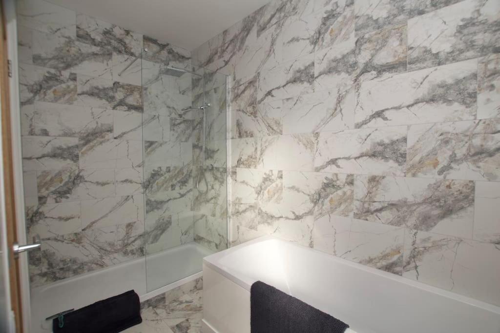Appartement Beautiful Large 3-Bed Coastal Flat With Parking. à Frinton-on-Sea Extérieur photo