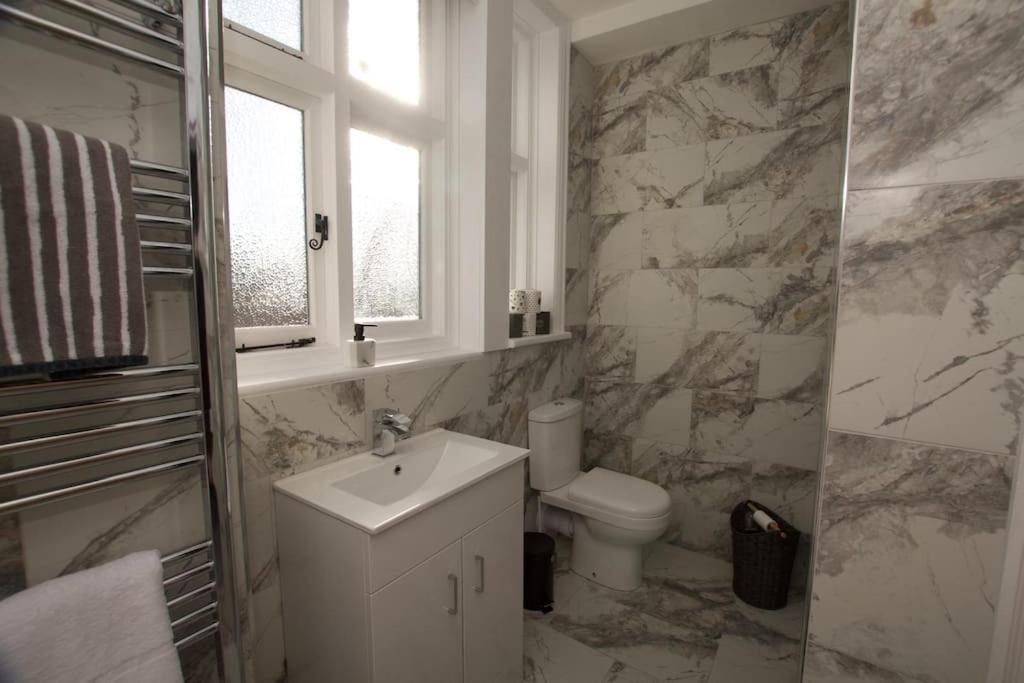 Appartement Beautiful Large 3-Bed Coastal Flat With Parking. à Frinton-on-Sea Extérieur photo