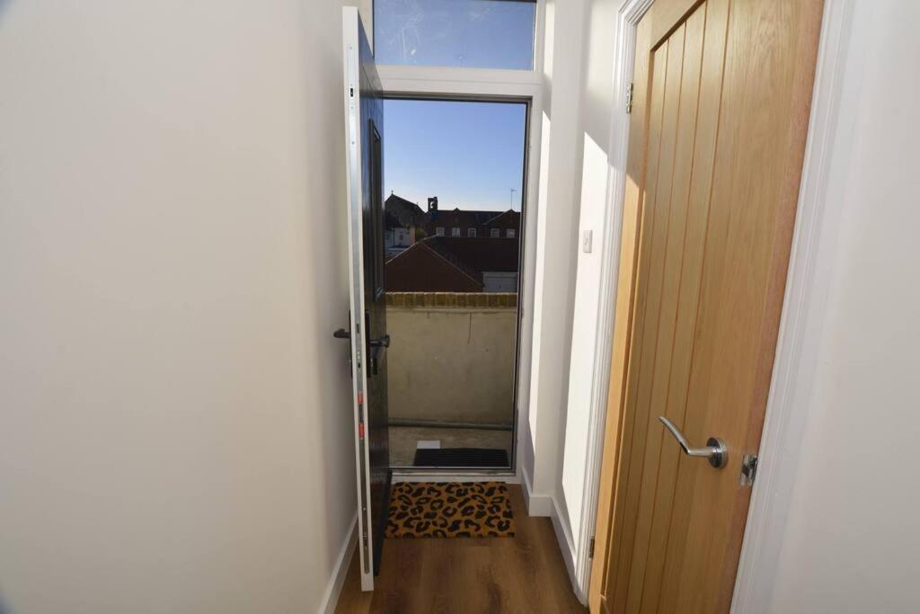 Appartement Beautiful Large 3-Bed Coastal Flat With Parking. à Frinton-on-Sea Extérieur photo