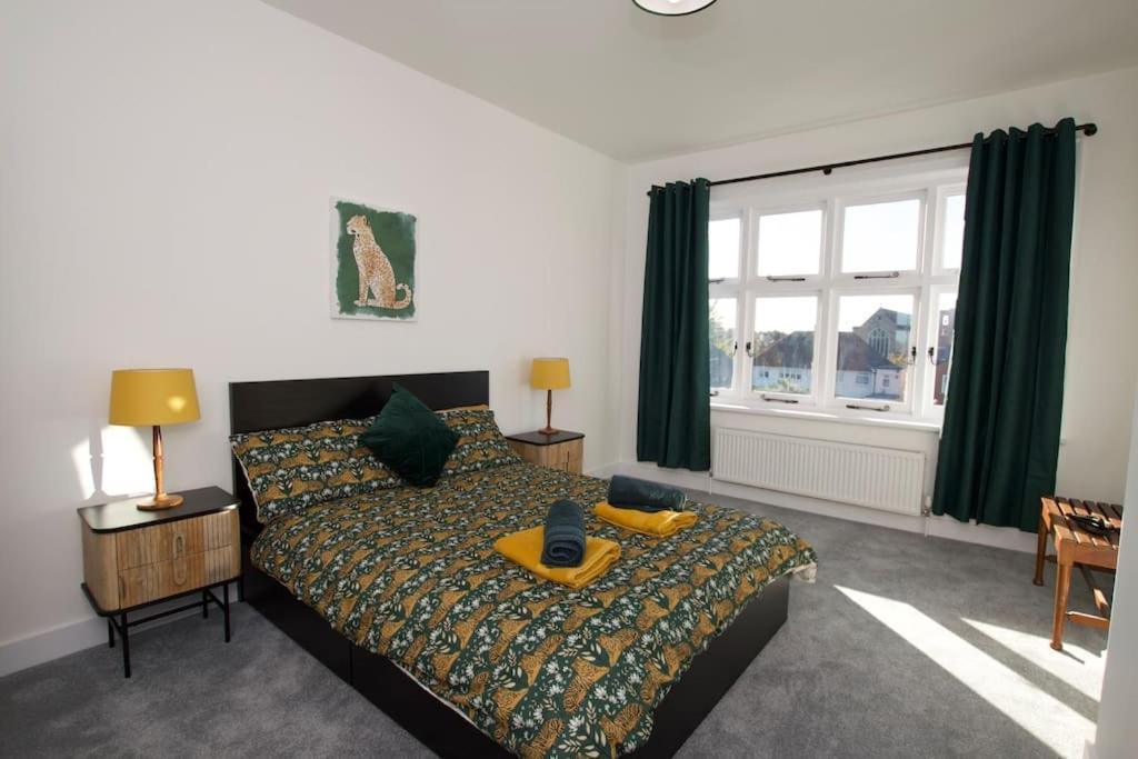 Appartement Beautiful Large 3-Bed Coastal Flat With Parking. à Frinton-on-Sea Extérieur photo