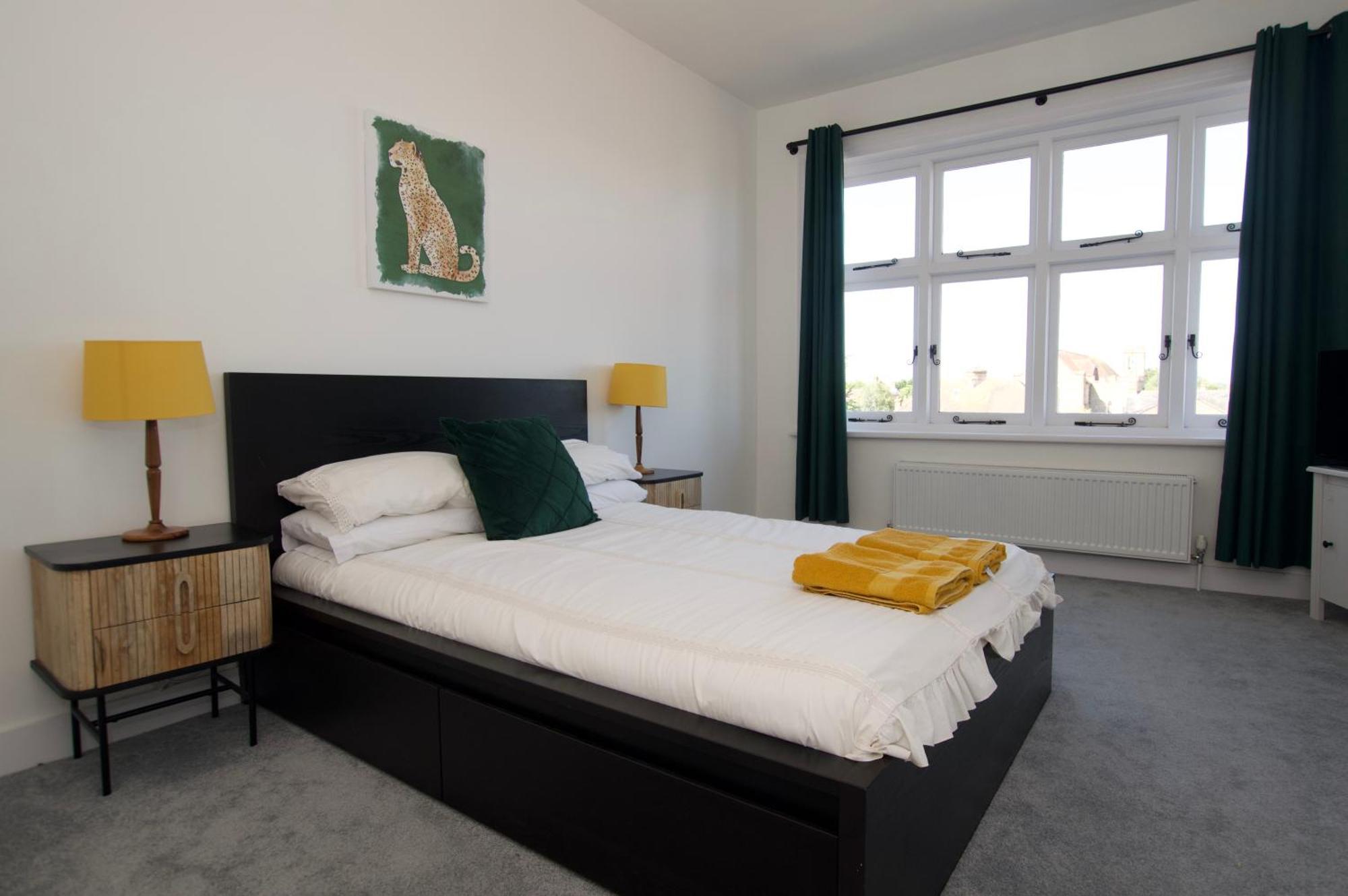 Appartement Beautiful Large 3-Bed Coastal Flat With Parking. à Frinton-on-Sea Extérieur photo